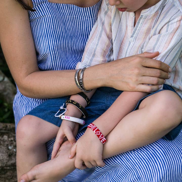 Love Is Project – Großhandel Perlenarmband – Kinder – Kids Seed Bead LOVE Armband - Rot2