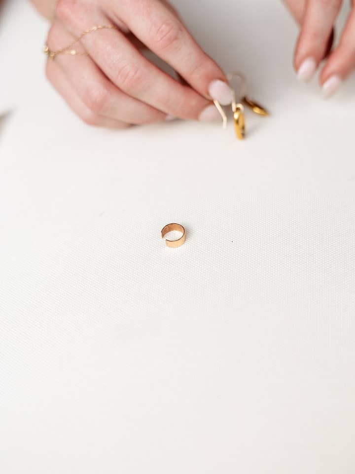 Manchette d'oreille Amore (dorée) pour la vente par H E I R | R A L E I G H