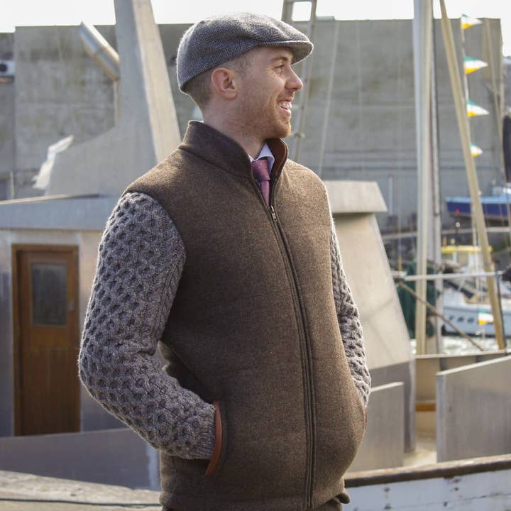 Mellembrun Shackleton-jakke med Rocky Road kabelstrikket ærme for engroshandel hos Celtic Tweed