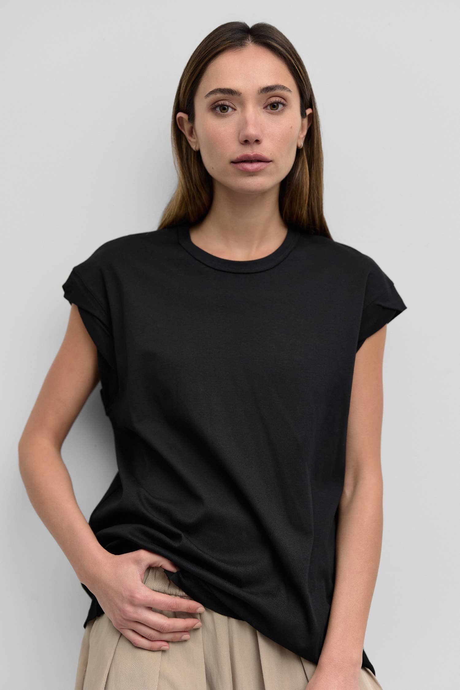 MOD REF - Vendita all'ingrosso Maglietta - Donna - The Remy Top | T-shirt a tunica muscolare con maniche arrotolate8