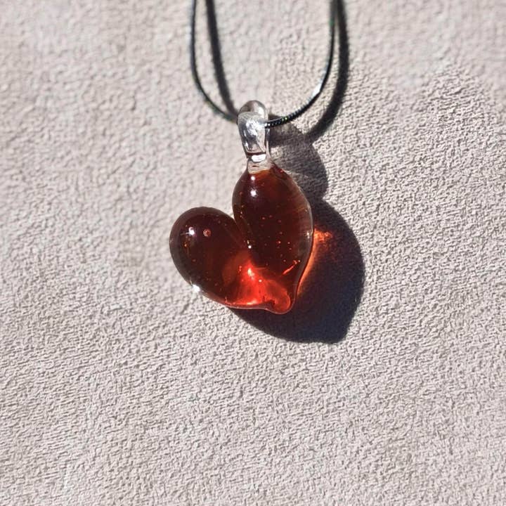 Liebesherz-Halskette: Handgefertigter Glasschmuck für den Großhandel von RISATO