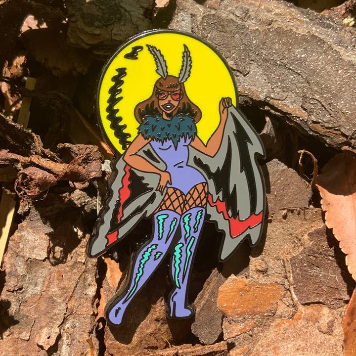 Cryptid Cuties Serie 1 Emalje Pin: Mothman for engroshandel hos Teighlor Made Co.