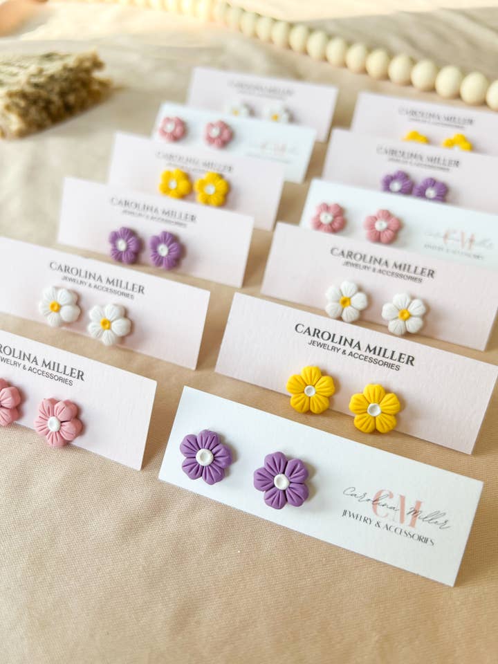 Blomstrede små håndlavede ørestikker i polymerler for engroshandel hos Carolina Miller