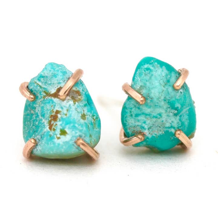 Clous d'oreilles en turquoise brute pour la vente par Alana Douvros Jewellery