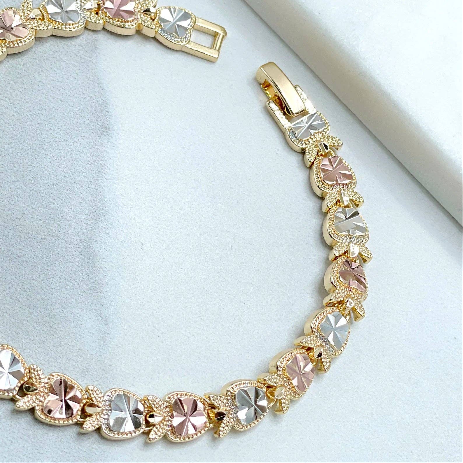 Luxus Accessories – Engroshandel Armbånd med led og kæde – 18 k guldfyldt trefarvet tekstureret æblearmbånd4