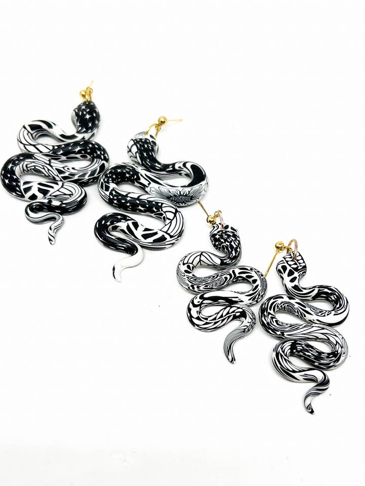 Anya Snake Örhängen - B&W Pattern Mix för wholesale av Hillside Studio