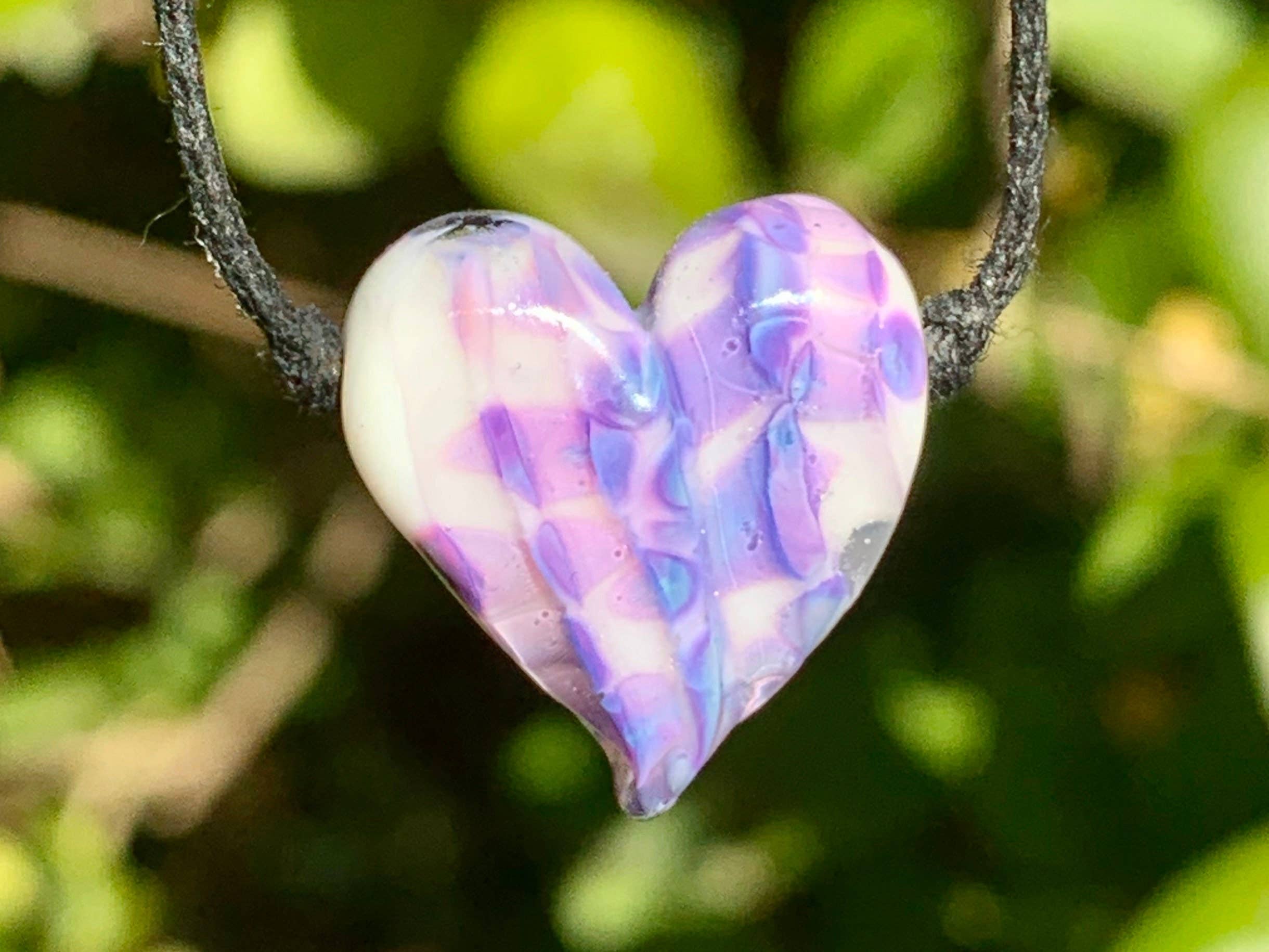 Ironwood Glassworks - Vendita all'ingrosso Collana con ciondolo/pendaglio - Collana con coriandoli bianchi+rosa viola e cuore in vetro trasparente1