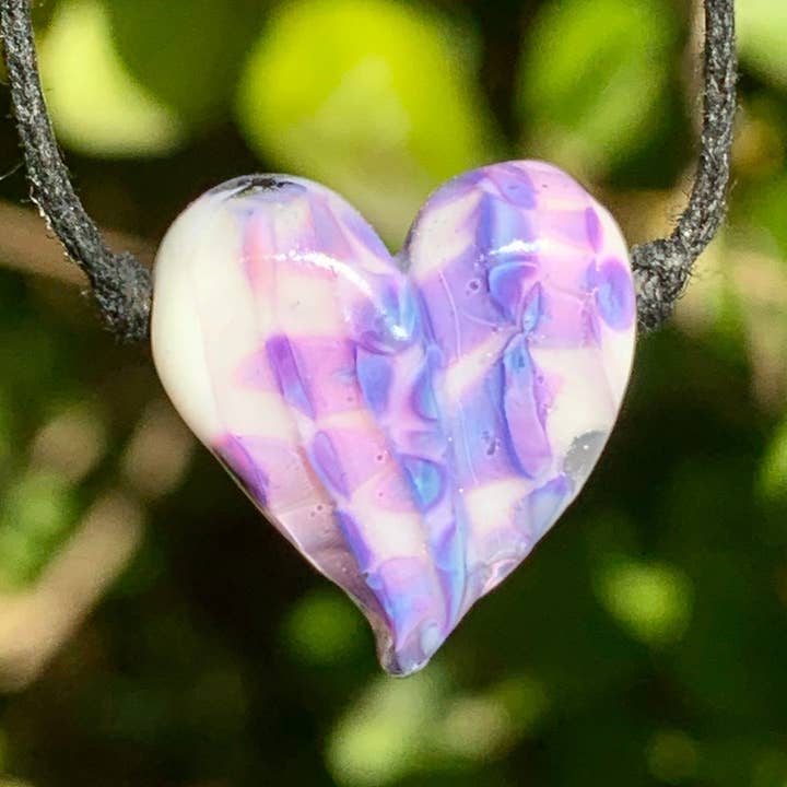Ironwood Glassworks - Vendita all'ingrosso Collana con ciondolo/pendaglio - Collana con coriandoli bianchi+rosa viola e cuore in vetro trasparente1