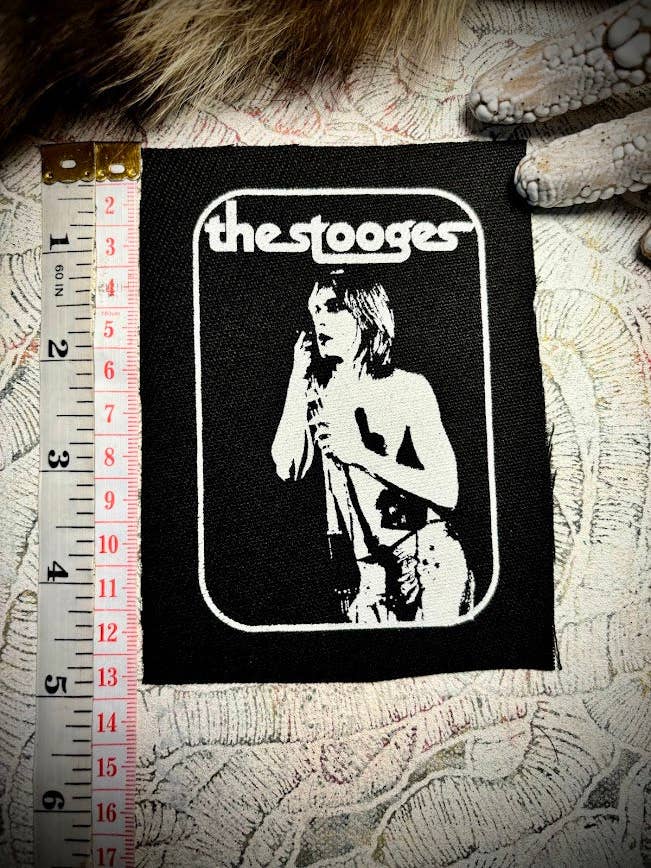 Les Stooges cousent un écusson. pour la vente par Three Raccoons