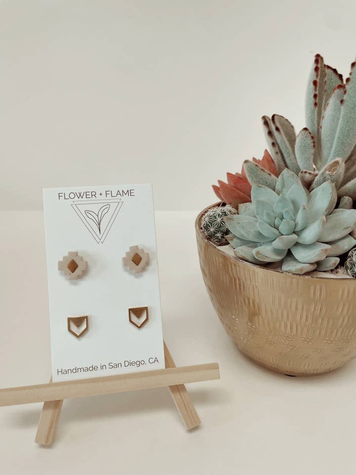 Lot de clous d'oreilles The Riley | Beige pour la vente par Flower & Flame