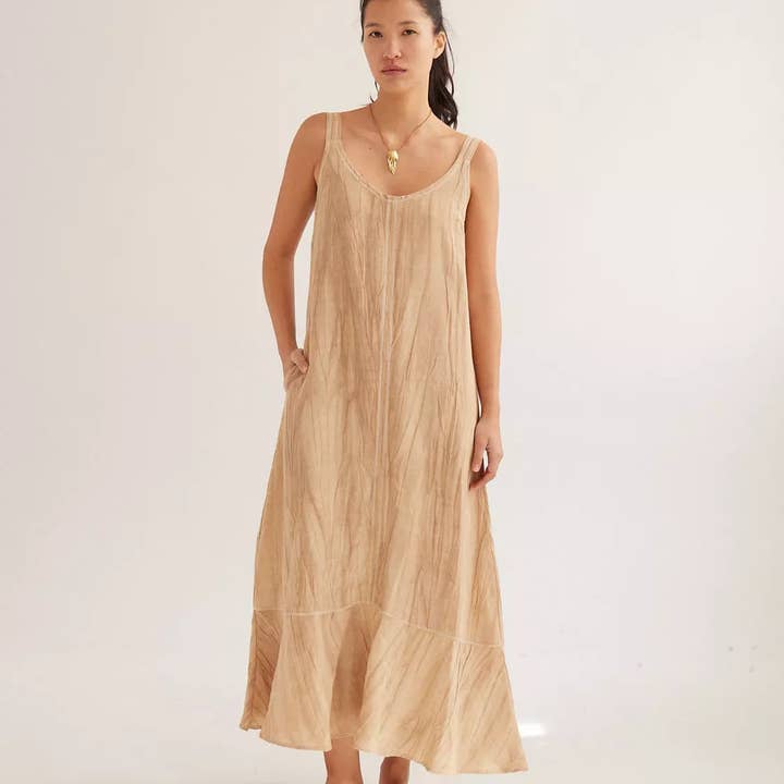 La robe en batik beige Kita est une robe longue que vous porterez été après été pour la vente par Margara Shaw