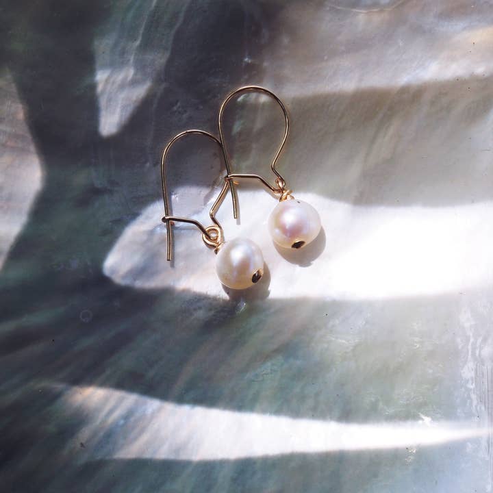 Ke Aloha Jewelry - Wholesale Dangle Earrings - Tiny White Freshwater Pearl Drop Earrings - Ipo