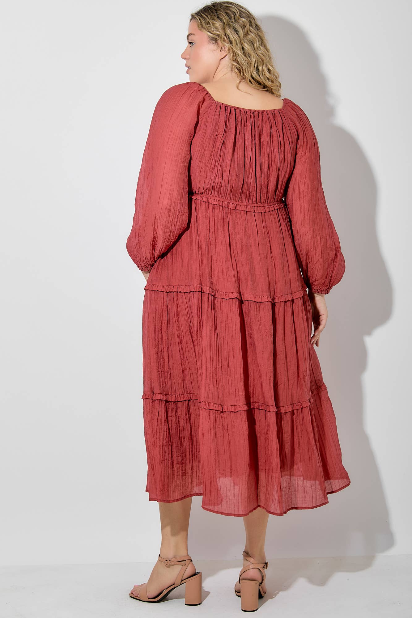ARRUGGINIRE (PLUS SIZE) ABITO MAXI A MANICHE LUNGHE CON SCOLLO A V in vendita all'ingrosso su Faire2