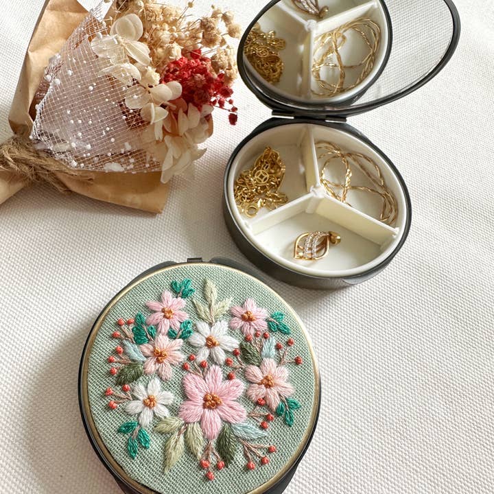 Quince Fables - Wholesale Jewelry Box/Organizer - Floral Embroidered Round Jewelry Box With Mirror
Success