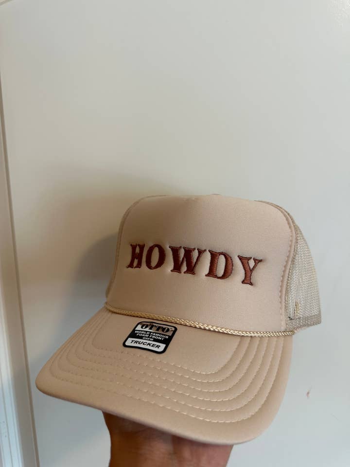 Howdy Hat: Tan Trucker Hat voor wholesale door Happy Hour