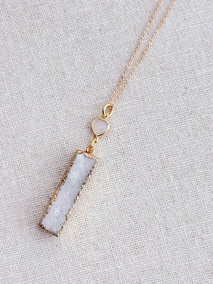 Colar Longo com Pendente de Barra de Quartzo Druzy Branco Banhado a Ouro por atacado de Gracie Rose Designs