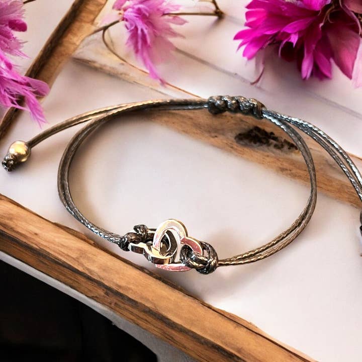 Armband "CORAZON" verstellbares Band zwei silberne Herzen für den Großhandel von TOURMALYN