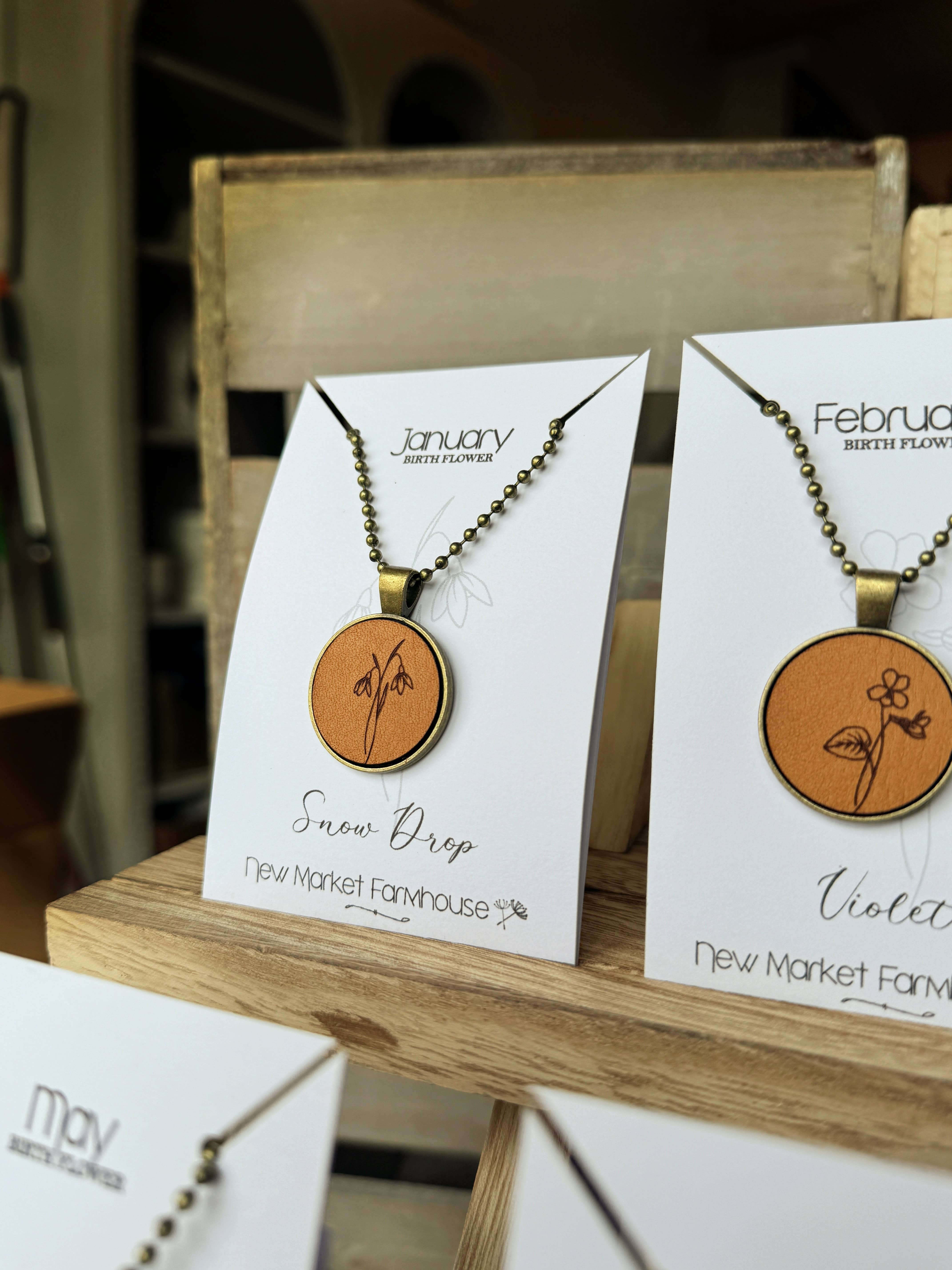 New Market Farmhouse – Großhandel Kette mit Anhänger/Charm – Geburtsmonat-Blumen Halsketten – Lederanhänger-Set8