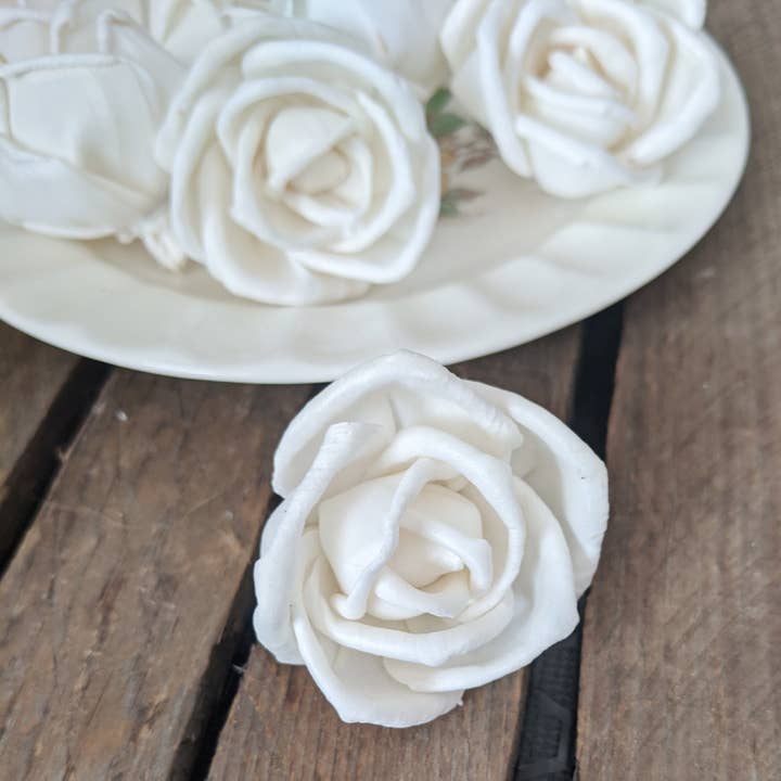 Thelma™ (fleur en bois de sola) - lot de 12 - 1,5 pouces pour la vente par Oh You're Lovely