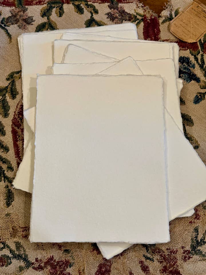 Pacchi di carta avorio fatta a mano con bordo sfrangiato 8" x 10" per la vendita all'ingrosso da parte di Monahan Papers