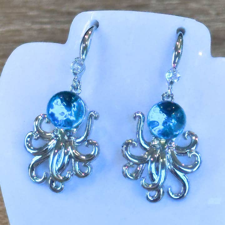 Orecchini scintillanti in argento con vetro di mare a forma di polpo per la vendita all'ingrosso da parte di Picki Nicki