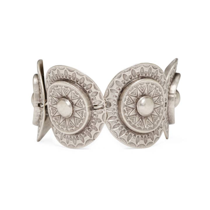 Chanour – Großhandel Armband mit Charms/Anhängern – Handgefertigtes ethnisches Scheibenarmband aus Zinn — 26551