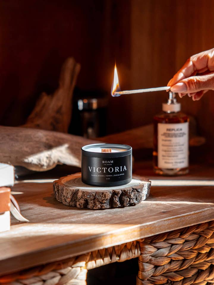 Vela de viaje Victoria, 4 onzas, sándalo, tonka, eucalipto para venta al por mayor de ROAM The Brand