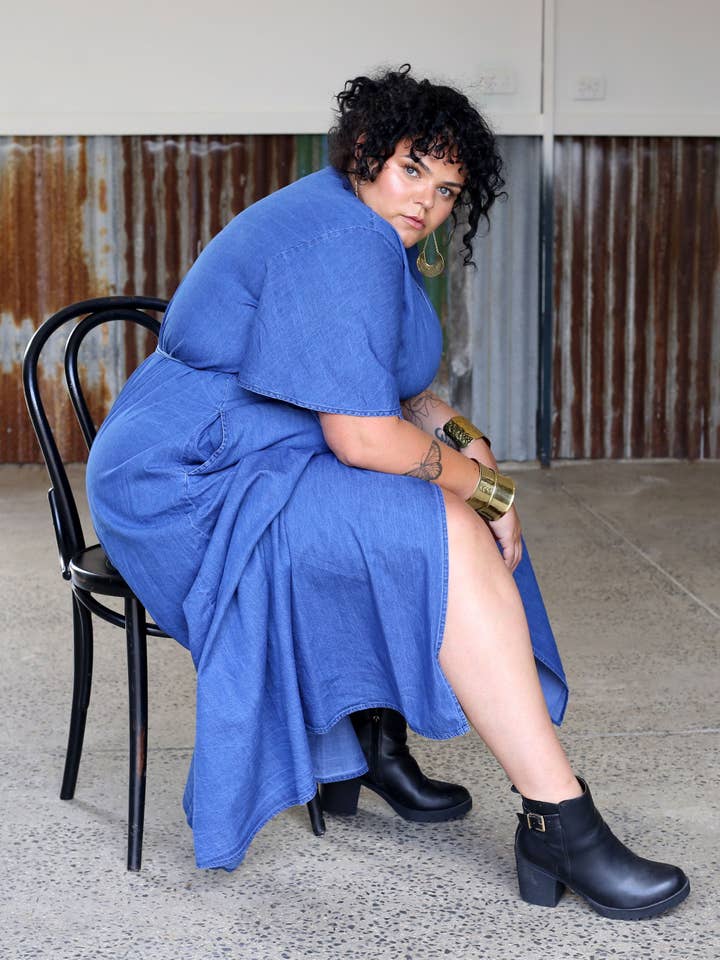 Robe portefeuille Maxi Hadley//Jean chambray pour la vente par Hope & Harvest