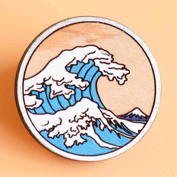 Badge en bois peint à la main La Grande Vague Off inspiré de Kanagawa - PT45124 pour la vente par Robin Valley