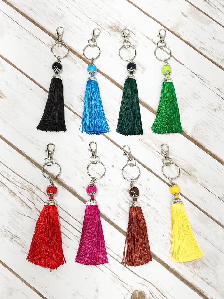 Sleutelhangers met zijden kwastjes voor wholesale door Magnolia & Peach Jewelry Boutique, LLC