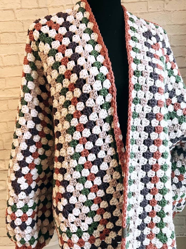 Willow And The Wolf Co - Venta al por mayor Cárdigan - Mujer - Cárdigan Sugarplum Hexi. Jersey Granny Square. Multicolor H