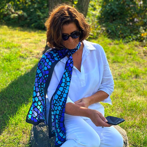 Écharpe légère en soie Habotai Turtles pour la vente par Sunzi