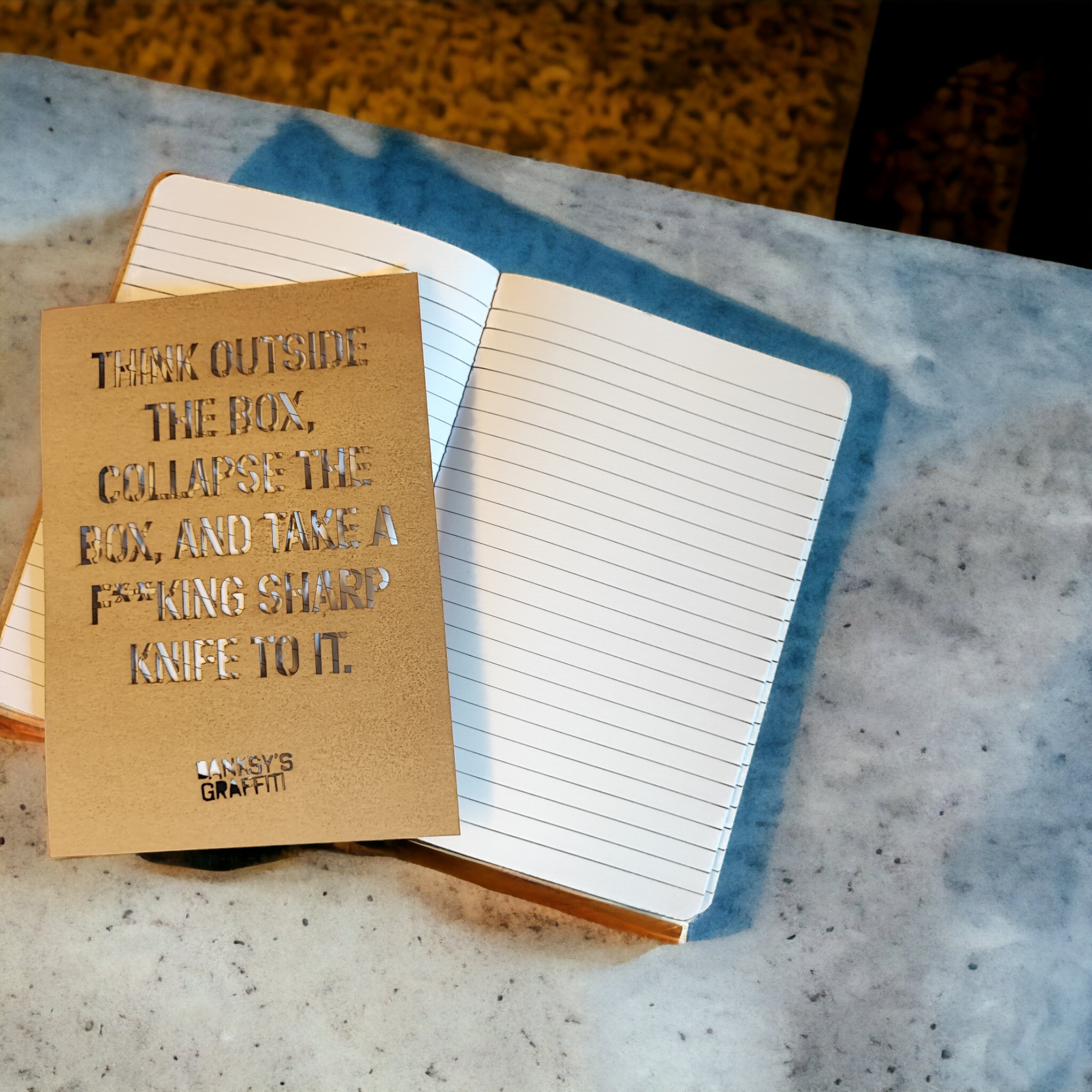 URBAN.ITY SRL - Vente Journal intime - Banksy Carnet de rue A5 + pochoir - Pensez hors du cadre2