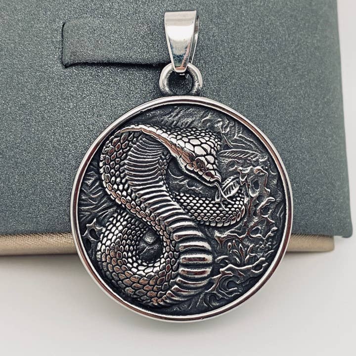 Cobra slange vedhæng i rustfrit stål - MJ/MNP for engroshandel hos Mio Queena