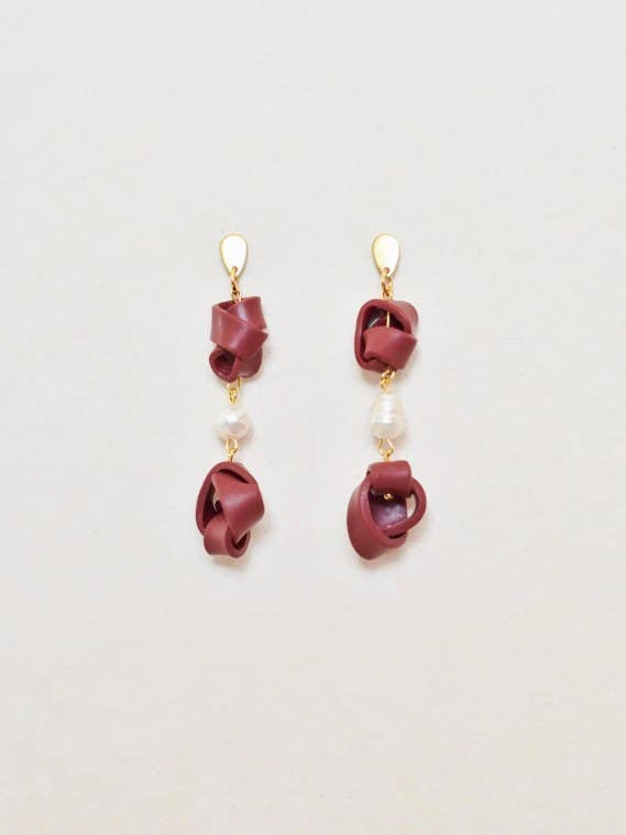 Knyttede Rust Red Pearl øreringe for engroshandel hos Statemode