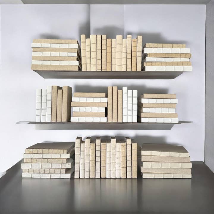 Set curato di 72 libri con copertine color avorio per la vendita all'ingrosso da parte di E. Lawrence, Ltd.