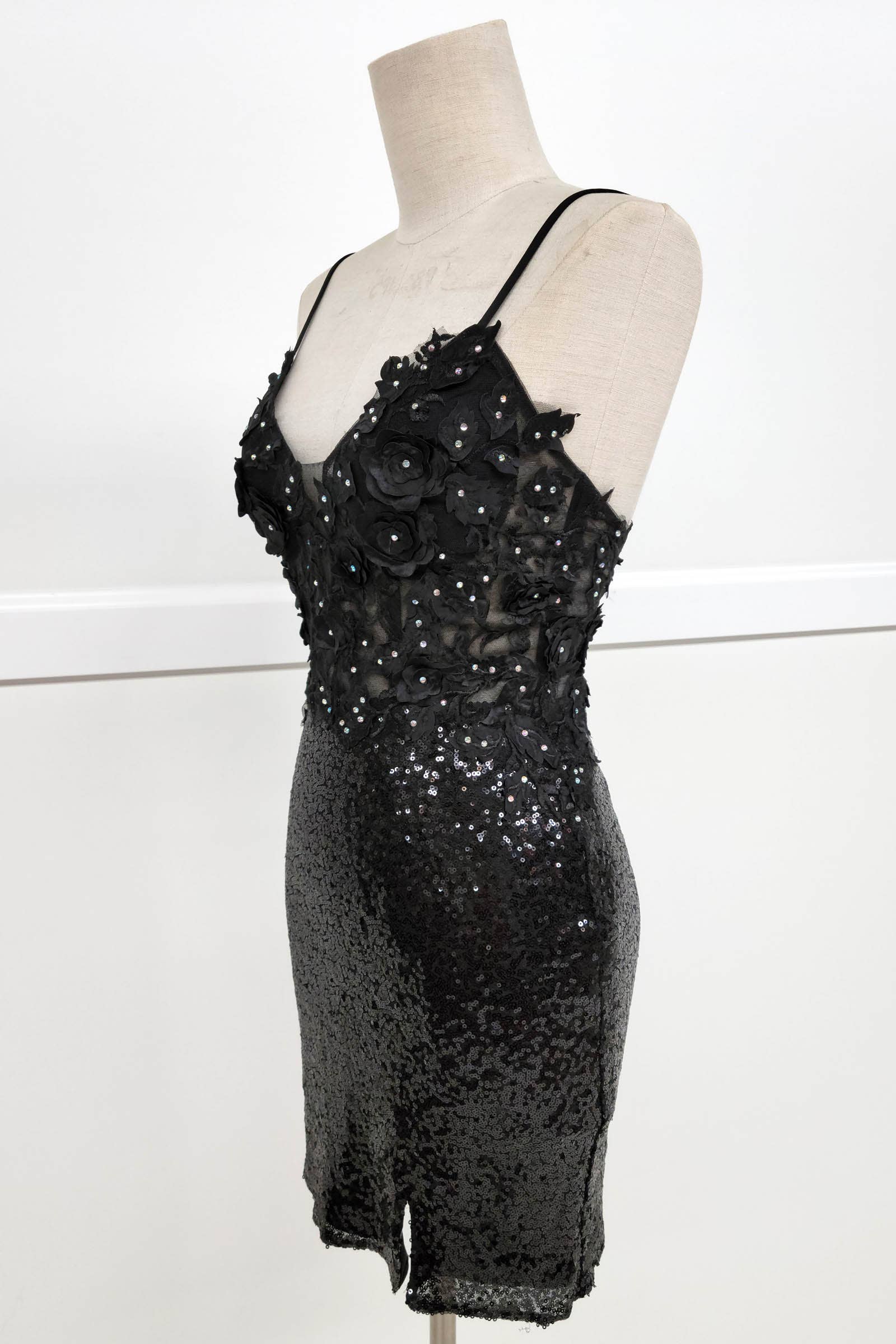 Chicas - Vente Robe – femme - Robe courte à paillettes et broderies florales C8089