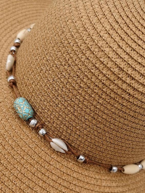 Chapeau de paille avec déco perle et coquillage pour la vente par susurros de madera