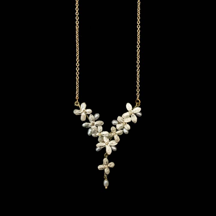 Collier délicat ajustable Hortensia blanc 16" pour la vente par Michael Michaud