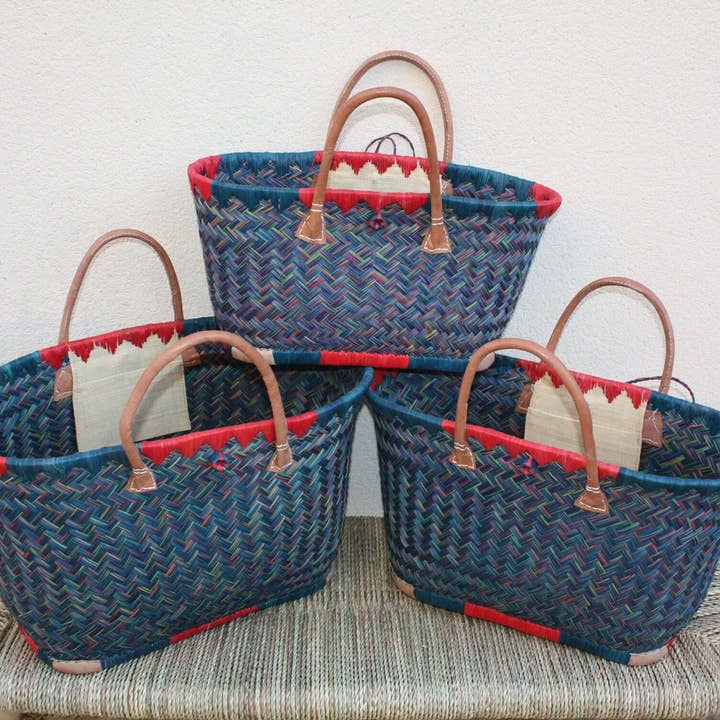 Madagaskar Einkaufskorb - Blau & Rot - Handgefertigte geflochtene Tragetasche aus Weidenrattan Stroh - 3 Größen zur Auswahl - für den Großhandel von Boutique Huléti