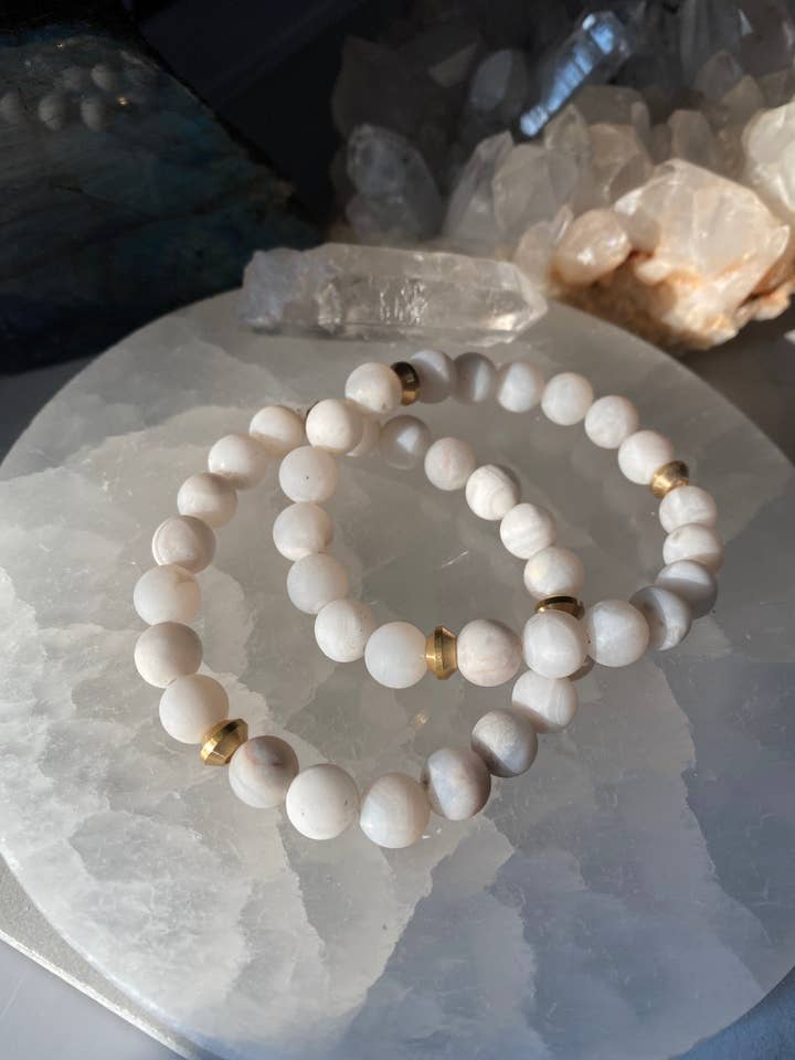 Bracelet en agate blanche mate pour la vente par Twisted Pine Jewelry