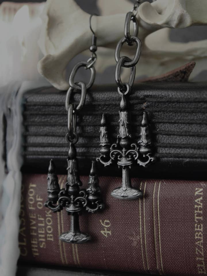 Sort Masselys Kandelaber Øreringe for engroshandel hos The Pretty Cult