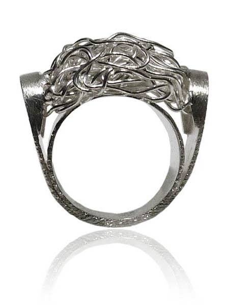 Anneau croisé avec bande brossée pour la vente par Sikara & Co.