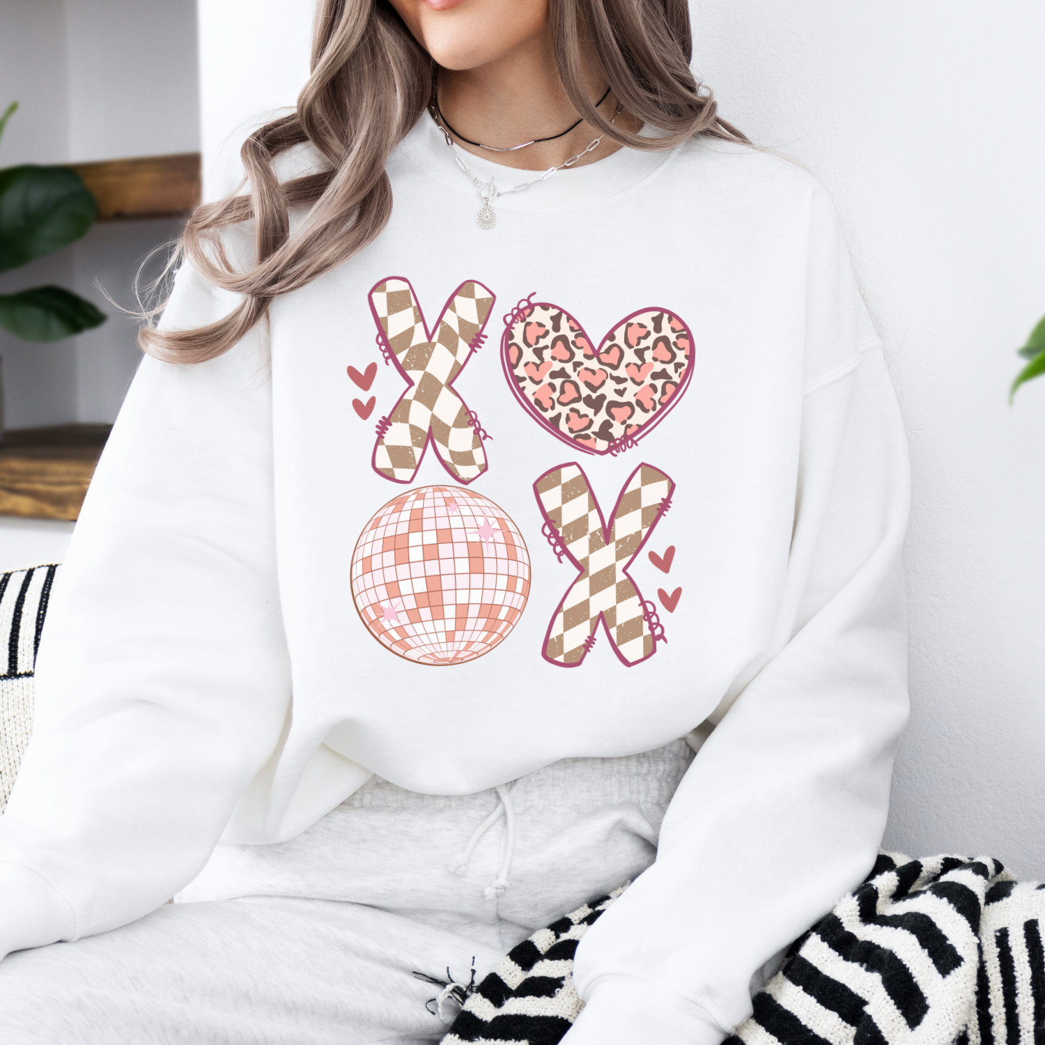 ATTA TOOD Wholesale - Wholesale Graphic Sweatshirt - Women's - Retro XOXO Valentine women's graphic sweatshirt, Boho crew3