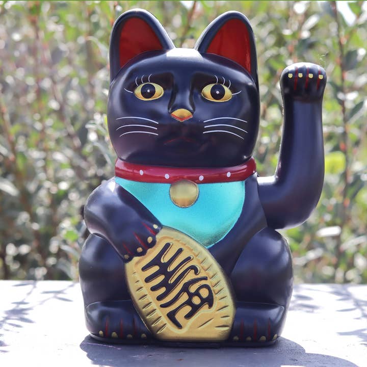 Tribal Trade GmbH - Venta al por mayor Figura decorativa - Gato de la suerte Maneki-neko negro de 15 cm que mueve la pata10