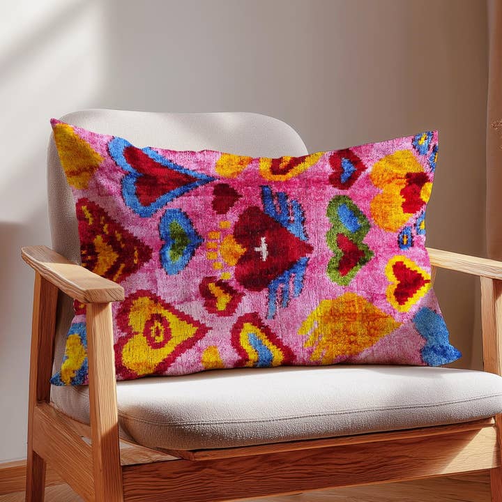 Coussin en Velours Ikat Cœur – Housse de Coussin en Soie - Prague pour la vente par Samarra Home