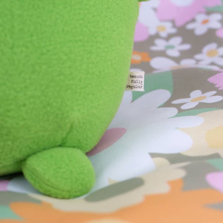Beautifully Regular – wholesale Fyllda/plyschleksaker - Barn och baby – Knubbig groda uppstoppade djur i limegrön3