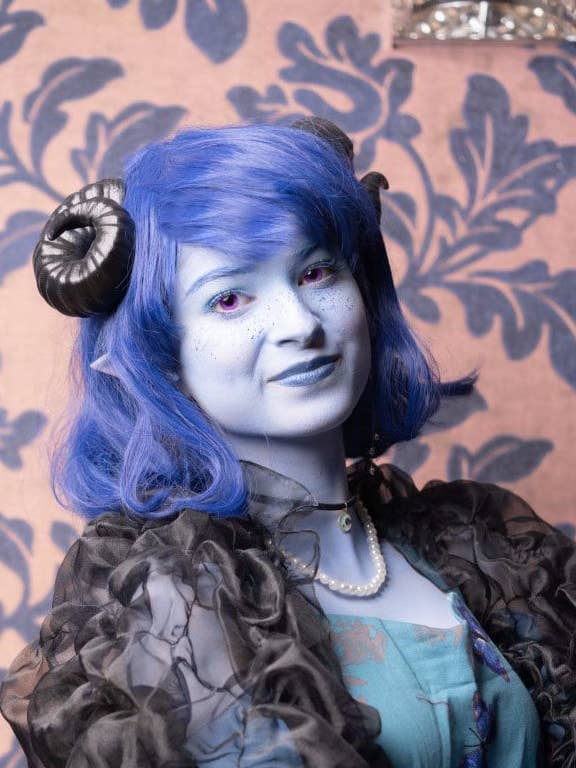 Piccole corna arricciate in stile giullare per la vendita all'ingrosso da parte di Goblin Market Studio