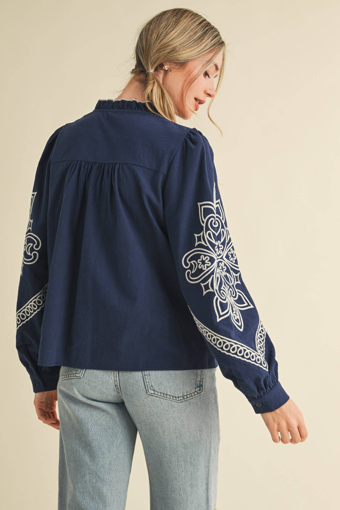 &MERCI – Engroshandel Skjorte med buttondown – til kvinder – BRODERET MOCK NECK KNAPPEBLUSE MTP333650