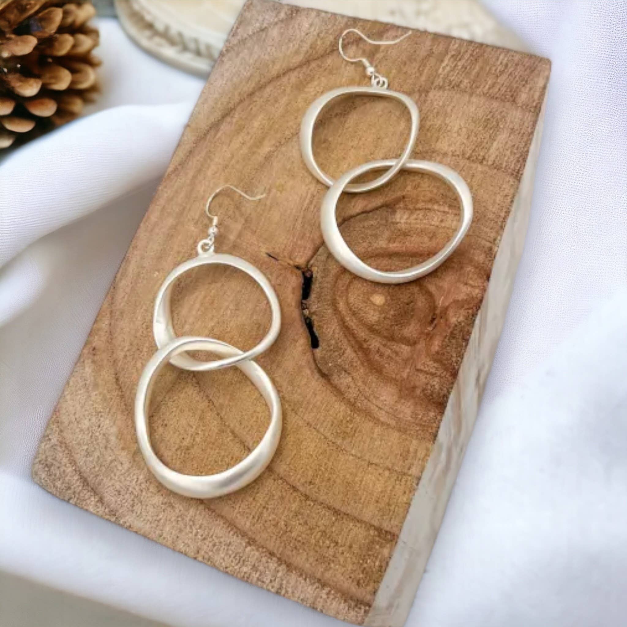 Jess & Lou – Großhandel Ohrhänger – Statement große Ohrringe mit großen Tropfen- und Kreolen-Elementen ER138SIL1